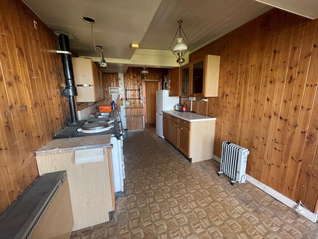 Lot: 92 - END-TERRACE HOUSE FOR REPAIR AND REFURBISHMENT - Kitchen
